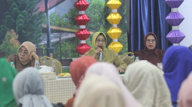 Ketua TP PKK Provinsi Gorontalo, Nani Mokodongan saat memimpin rapat persiapan Penas KTNA XVII terkait dengan konsumsi [foto:dok]