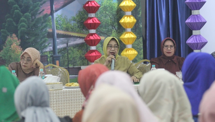 Ketua TP PKK Provinsi Gorontalo, Nani Mokodongan saat memimpin rapat persiapan Penas KTNA XVII terkait dengan konsumsi [foto:dok]