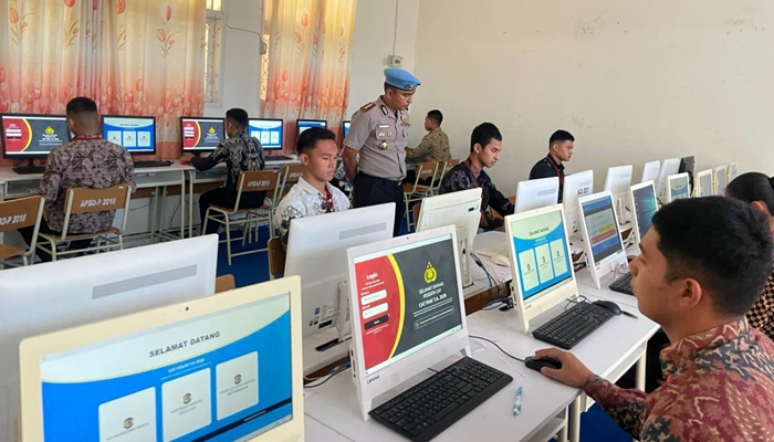 Kabid Propam Polda Gorontalo Kombes Pol. Ari Kartika Bhakti saat mengawasi jalannya PMK [foto:dok/humas]