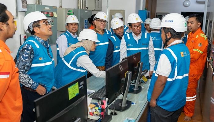 Kunjungan Dewan Energi Nasional di PLTA Cirata sebagai kawasan yang memanfaatkan potensi energi baru terbarukan secara optimal melalui konsep pembangkit hybrid [foto:dok/pln]