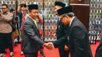 Vice President Technology Development PLN Nusantara Power, Ardi Nugroho berjabat tangan dengan Menteri ESDM Bahlil Lahadalia usai menerima Tanda Kehormatan Satyalancana Wira Karya pada Rabu 6 Mei 2026 di Jakarta [foto:dok/pln]