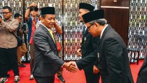 Vice President Technology Development PLN Nusantara Power, Ardi Nugroho berjabat tangan dengan Menteri ESDM Bahlil Lahadalia usai menerima Tanda Kehormatan Satyalancana Wira Karya pada Rabu 6 Mei 2026 di Jakarta [foto:dok/pln]