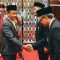 Vice President Technology Development PLN Nusantara Power, Ardi Nugroho berjabat tangan dengan Menteri ESDM Bahlil Lahadalia usai menerima Tanda Kehormatan Satyalancana Wira Karya pada Rabu 6 Mei 2026 di Jakarta [foto:dok/pln]