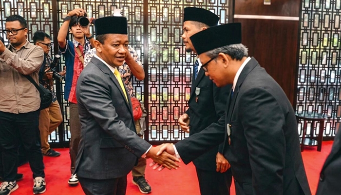 Vice President Technology Development PLN Nusantara Power, Ardi Nugroho berjabat tangan dengan Menteri ESDM Bahlil Lahadalia usai menerima Tanda Kehormatan Satyalancana Wira Karya pada Rabu 6 Mei 2026 di Jakarta [foto:dok/pln]