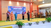 Bupati Gorontalo, Sofyan Puhi saat melantik Kepala Sekolah Se Kabupaten Gorontalo. [foto:juna/nusantara1]