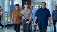 Kapolda Gorontalo, Irjen Pol. Drs. Widodo, saat mengantar kepulangan anggota Komisi III DPR RI, Irjen. Pol. (Purn) Rikwanto [foto:dok/humas]