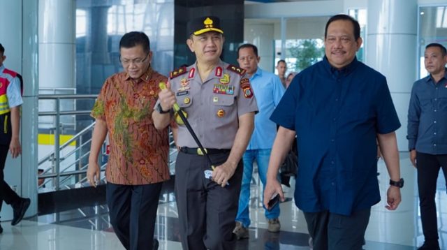 Kapolda Gorontalo, Irjen Pol. Drs. Widodo, saat mengantar kepulangan anggota Komisi III DPR RI, Irjen. Pol. (Purn) Rikwanto [foto:dok/humas]