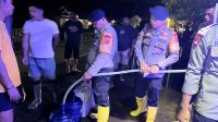 Brimob Gorontalo saat distribusi air bersih ke lokasi banjir di Gorontalo Utara [foto:dok/humas]