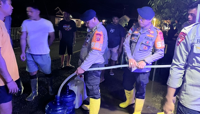 Brimob Gorontalo saat distribusi air bersih ke lokasi banjir di Gorontalo Utara [foto:dok/humas]