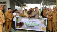Bupati Bone Bolango, Ismet Mile menyerahkan bantuan hewan kurban untuk Masjid An-Nur, Desa Boidu. [foto:juna/nusantara1]