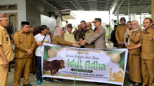 Bupati Bone Bolango, Ismet Mile menyerahkan bantuan hewan kurban untuk Masjid An-Nur, Desa Boidu. [foto:juna/nusantara1]