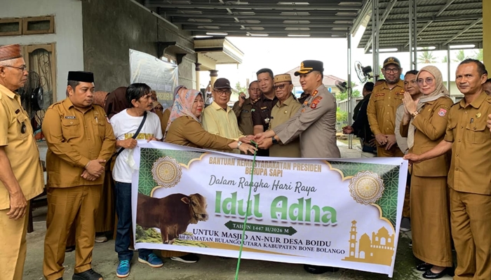Bupati Bone Bolango, Ismet Mile menyerahkan bantuan hewan kurban untuk Masjid An-Nur, Desa Boidu. [foto:juna/nusantara1]