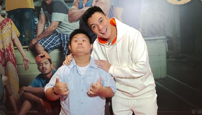 Baim Wong bersama salah seorang pemeran dalam film Semua Akan Baik-Baik Saja [foto:dok/tempo]