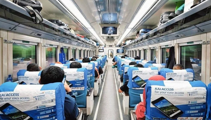Ilustrasi. Penumpang kereta api dalam sebuah perjalanan [foto:dok/rasika]