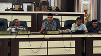 Anggota DPRD Gorontalo Utara, Hamzah Sidik saat mengkritik truk kayu HTI yang diduga overload [foto:dok/gotimes]