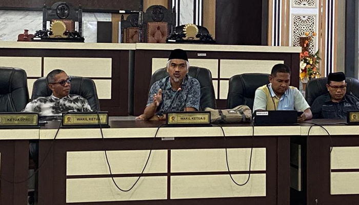 Anggota DPRD Gorontalo Utara, Hamzah Sidik saat mengkritik truk kayu HTI yang diduga overload [foto:dok/gotimes]