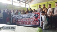 Masyarakat Desa Padengo saat menggelar aksi penolakan pengaktifan kembali kepala kasus yang tersandung kasus asusila [foto/ist]