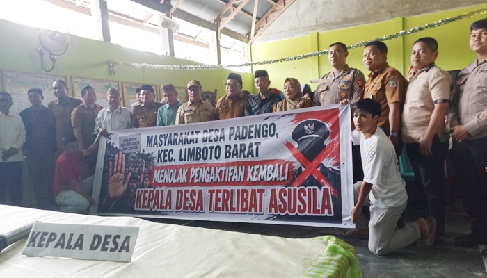 Masyarakat Desa Padengo saat menggelar aksi penolakan pengaktifan kembali kepala kasus yang tersandung kasus asusila [foto/ist]