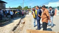 Ketua DPRD Zulfikar Usira bersama Anggota Dapil Telaga Cs melakukan reses peninjauan pekerjaan jalan di Desa Hulawa Kecamatan Telaga. [foto:humas]