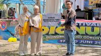 Penyerahan bantuan secara simbolis oleh PLN Nusantara Power UP Gorontalo kepada UMKM yang diwakili oleh Team Leader SDM UMUM dan CSR. [foto:dok/pln]