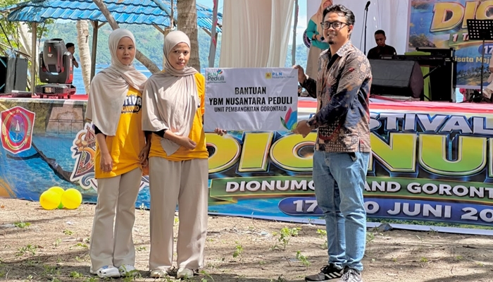 Penyerahan bantuan secara simbolis oleh PLN Nusantara Power UP Gorontalo kepada UMKM yang diwakili oleh Team Leader SDM UMUM dan CSR. [foto:dok/pln]