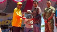 Pemberian piagam dari Bupati Gorontalo Utara Thariq Modanggu kepada PLN NP UP Gorontalo yang diwakili oleh TL SDM Umum dan CSR. [foto:dok/pln]