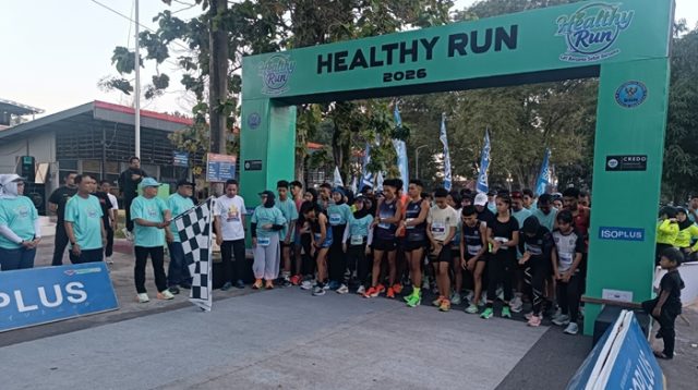 Bupati Gorontalo, Sofyan Puhi saat melepas Healthy Run 2026. [foto:dok/humas]
