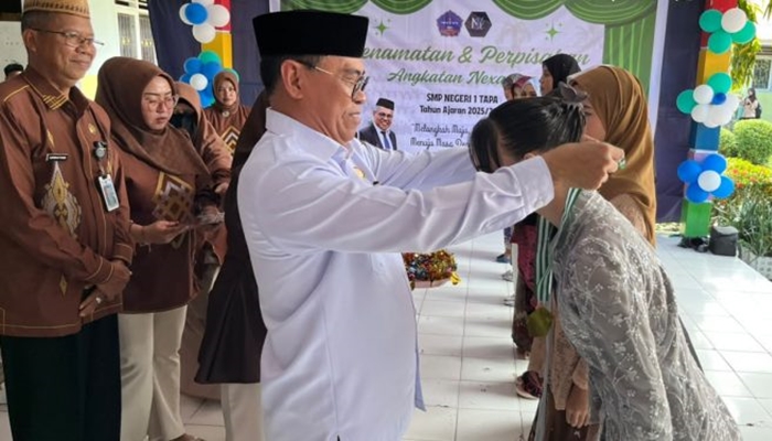 Sekda Bone Bolango, Iwan Mustapa saat menghadiri penamatan dan perpisahan siswa kelas IX SMP Negeri 1 Tapa, Rabu 10 Juni 2026. [foto:dok/ist]