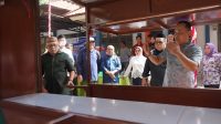 Ketua DPRD Kabupaten Gorontalo, Zulfikar Usira saat menghadiri penyerahan gerobak kepada pedagang sebagai bentuk dukungan pengembangan UMKM. [foto:dok]