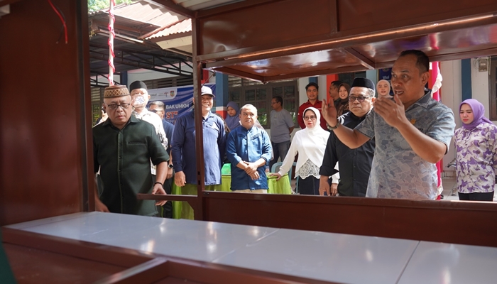 Ketua DPRD Kabupaten Gorontalo, Zulfikar Usira saat menghadiri penyerahan gerobak kepada pedagang sebagai bentuk dukungan pengembangan UMKM. [foto:dok]