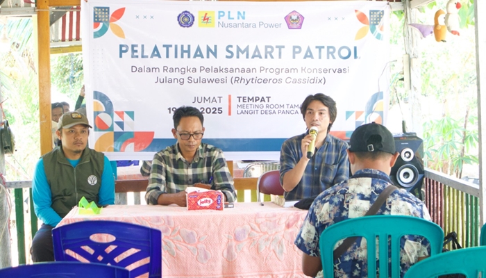 Narasumber dari Universitas Muhammadiyah Gorontalo memberikan materi pada Pelatihan SMART PATROL kepada masyarakat di Kecamatan Taluditi, Kabupaten Pohuwato tentang Program Konservasi Burung Julang Sulawesi. [foto:dok/pln]