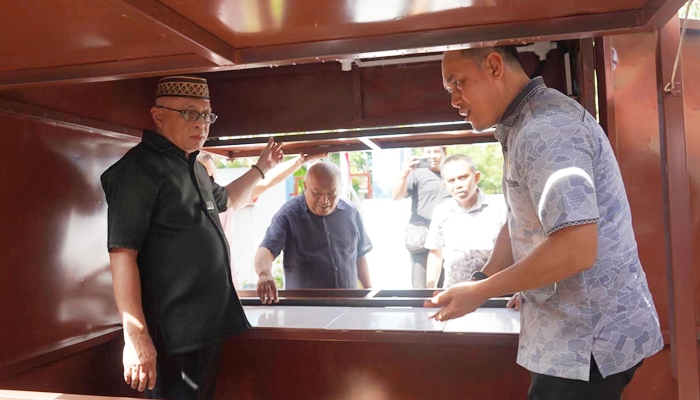 Bupati Gorontalo Sofyan Puhi (kiri) saat memeriksa interior gerobak yang akan diserahkan ke UMKM [foto:dok]