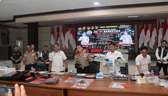 Irjen Pol. Drs. Widodo saat memimpin press release di Mapolda Gorontalo. [foto:dok.humas]
