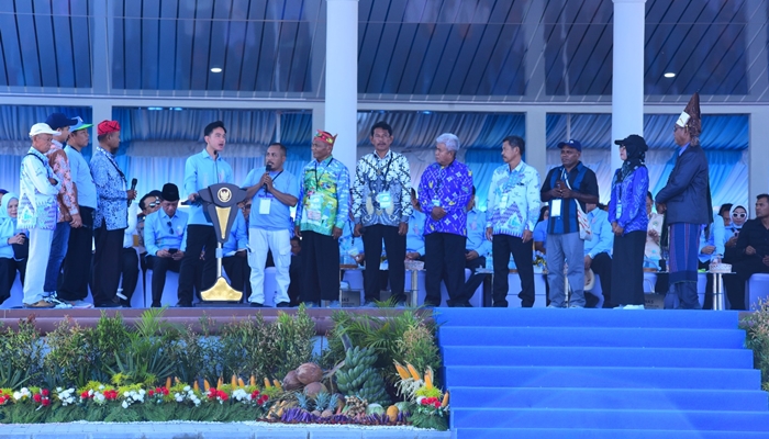 Wapres Gibran Rakabuming Raka saat meminta keluhan sejumlah petani dan nelayan pada pembukaan PENAS Petani Nelayan XVII 2026. [foto:humaspenas]