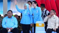 Wagub Gorontalo, Idah Syahidah dan Gubernur Maluku Utara, Sherly Tjoanda menyapa peserta PENAS. [foto:dok/humaskominfo]