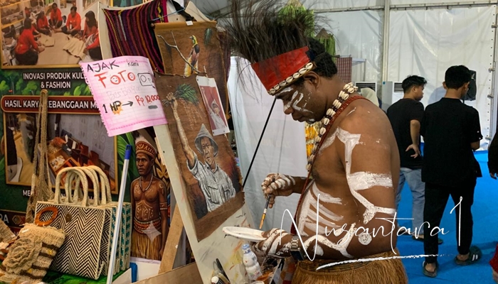 Lukisan Presiden RI, Prabowo Subianto di stand Papua Tengah. [foto:juna/nusantara1]