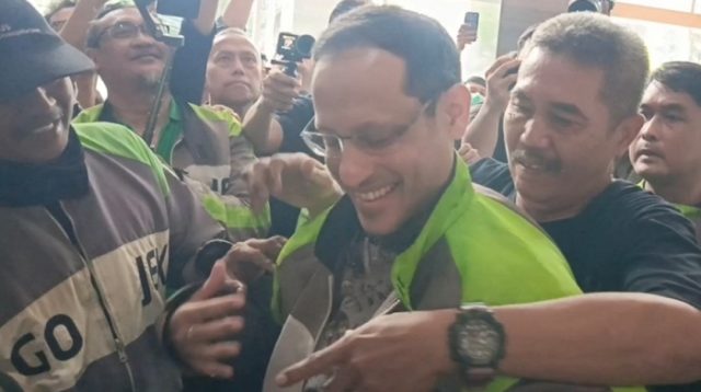 Mantan Mendikbudristek, Nadiem Makarim saat mengenakan jaket Gojek generasi pertama. [foto:dok]