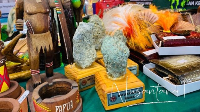Batu Tambang Mimika jadi cinderamata Provinsi Papua Tengah. [foto:juna/nusantara1]