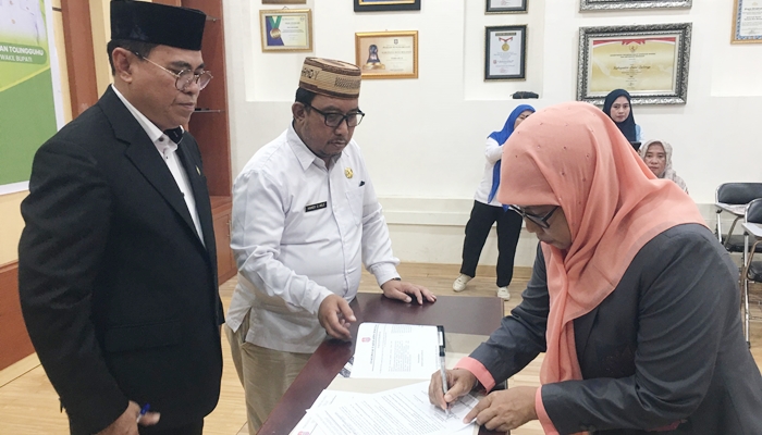 Sekda Bone Bolango, Iwan Mustapa usai melantik dan mengambil sumpah Erna Patuti. [foto:dok/kominfo]
