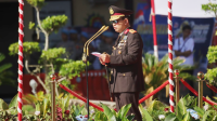 Kapolda Gorontalo, Irjen Pol. Drs. Widodo membacakan amanat presiden saat upacara HUT Bhayangkara ke-80. [foto:dok/humas]