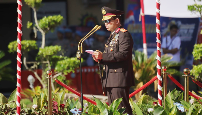 Kapolda Gorontalo, Irjen Pol. Drs. Widodo membacakan amanat presiden saat upacara HUT Bhayangkara ke-80. [foto:dok/humas]
