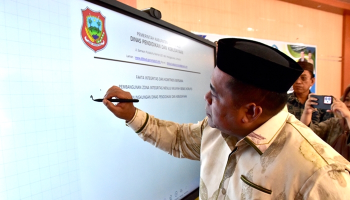 Sekda Kabupaten Gorontalo, Sugondo Makmur saat mencanangkan Pembangunan Zona Integritas di Dinas Pendidikan dan Kebudayaan. [foto:dok/kominfo]