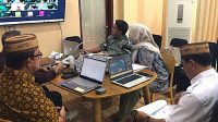 Sekda Bone Bolango, Iwan Mustapa saat mengikuti zoom meeting bersama Kanwil Regional BKN Manado terkait Pra Ekspose Manajemen Talenta Jumat 3 Juli 2026. [foto:dok/kominfo]