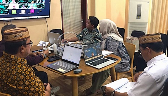 Sekda Bone Bolango, Iwan Mustapa saat mengikuti zoom meeting bersama Kanwil Regional BKN Manado terkait Pra Ekspose Manajemen Talenta Jumat 3 Juli 2026. [foto:dok/kominfo]