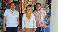 Anggota DPRD Provinsi Gorontalo, Ghalib Lahidjun saat melakukan peninjauan ke salah satu lokasi usaha penerima bantuan UMKM. [foto:dok/humas]