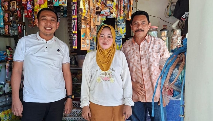 Anggota DPRD Provinsi Gorontalo, Ghalib Lahidjun saat melakukan peninjauan ke salah satu lokasi usaha penerima bantuan UMKM. [foto:dok/humas]