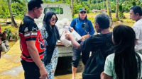 Indri Monoarfa salurkan bantuan untuk korban banjir Biau. [foto:dok.pribadi]