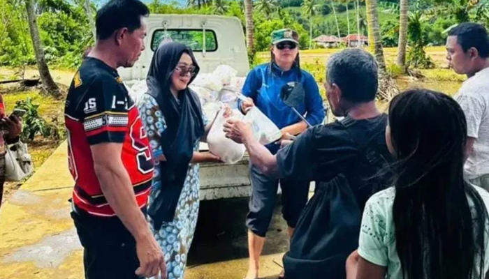 Indri Monoarfa salurkan bantuan untuk korban banjir Biau. [foto:dok.pribadi]