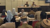 Sekda Bone Bolango, Iwan Mustapa saat memberikan sambutan pada Pembukaan Bimtek dan Workshop Penyusunan Inovasi Daerah di Aula Tolopani Bappeda Litbang Bone Bolango, Selasa 7 Juli 2026. [foto:dok/diskominfo]