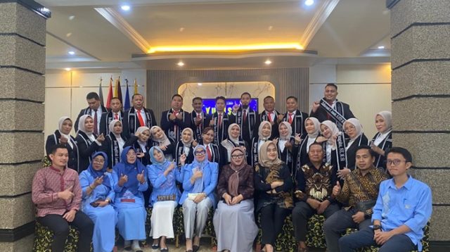 Sebanyak 10 orang pegawai dari Setwan Provinsi Gorontalo foto bersama usai yudisium di Umbita. [foto:dok/ist]